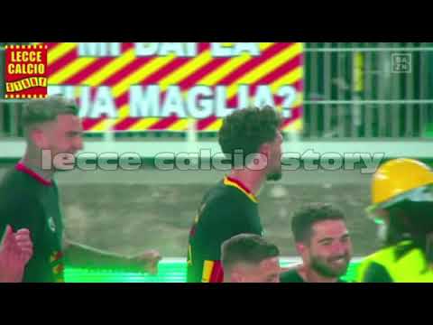 Il festoso giro di campo dei calciatori del Lecce dopo la conquista della Serie A il 6 maggio 2022
